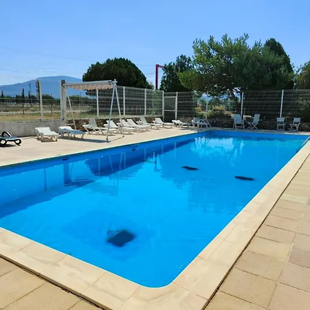 Gorges Du Verdon Camping: Lakeside Nature Retreat